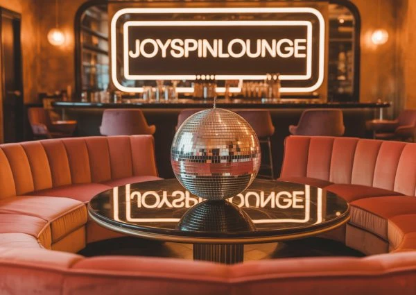 a photograph of a stylish lounge called hfgdfvpjr2qvfthg5zqz1w ejvvdphctz67jauckav3vg